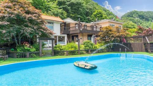 Bazén v ubytování Hwacheon Sky Valley Pension nebo v jeho okolí