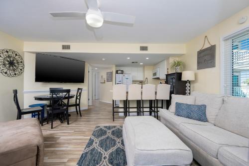 Kuchyň nebo kuchyňský kout v ubytování Gulf Shores Plantation West 1151 condo