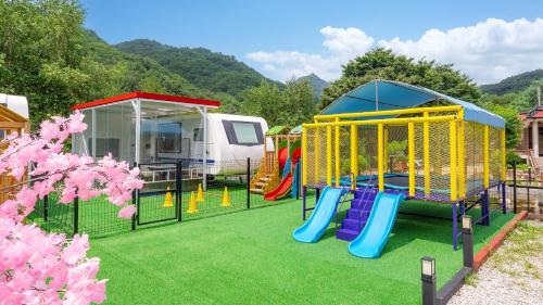 Ο χώρος παιχνιδιού για παιδιά στο Pocheon hanadulset pet caravan