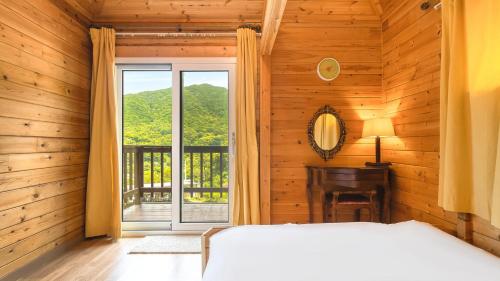 Postel nebo postele na pokoji v ubytování Yangpyeong Isobiyagi Spa Pension