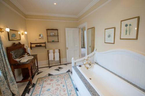 Letto o letti in una camera di Hacklewood Hill Country House