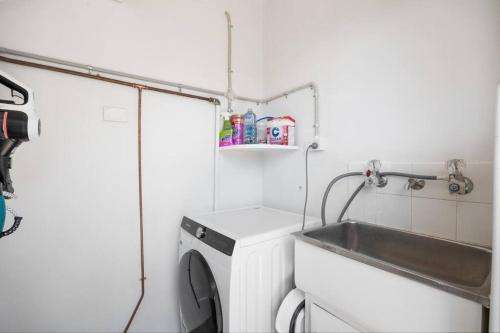 Η κουζίνα ή μικρή κουζίνα στο Brighton Breeze Retreat - 1BR, parking, Wifi