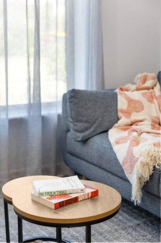 Χώρος καθιστικού στο Brighton Breeze Retreat - 1BR, parking, Wifi