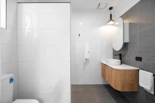 Ένα μπάνιο στο Brighton Breeze Retreat - 1BR, parking, Wifi