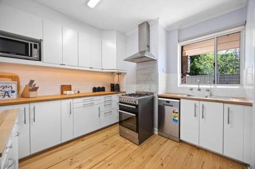 Η κουζίνα ή μικρή κουζίνα στο Brighton Breeze Retreat - 1BR, parking, Wifi