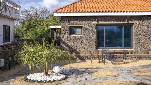 Taman di luar Jeju Stay Rowoon Dockchae Pension