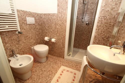 ein Bad mit einem WC, einem Waschbecken und einer Dusche in der Unterkunft Agriturismo Richeton in Gaiarine
