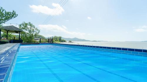 Πισίνα στο ή κοντά στο Ganghwa badajeongwon pension