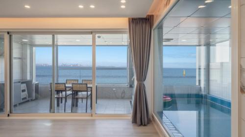 A piscina localizada em Pohang Etoile Poolvilla ou nos arredores