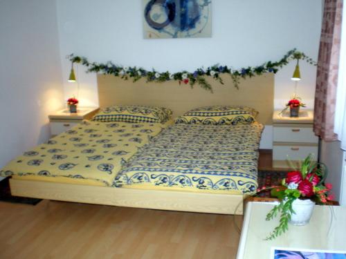 ein Schlafzimmer mit einem Bett und zwei Kissen darauf in der Unterkunft Garni Molinazzo in Agno