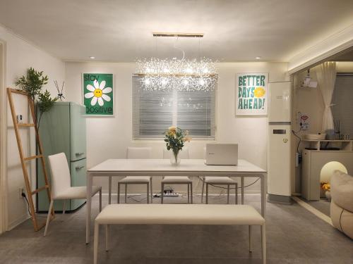 a dining room with a white table and chairs at Gyedong byeolchae, Bukchon hanok village & Namsan tower city view Warm morning sunshine Tranquil Rest in Seoul