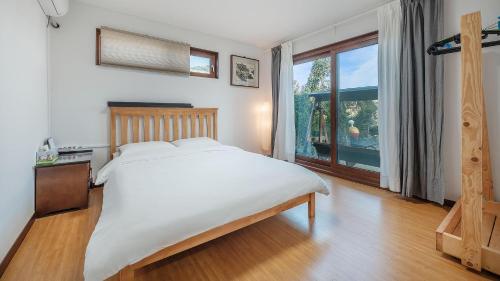 Postel nebo postele na pokoji v ubytování Jeju brickninemansion