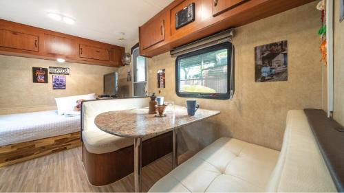 TV a/nebo společenská místnost v ubytování gyeongju yongcheonsu caravan