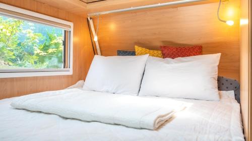 Postel nebo postele na pokoji v ubytování gyeongju yongcheonsu caravan