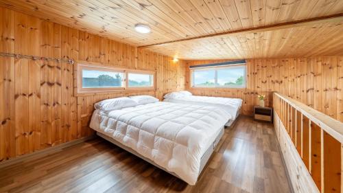 Postel nebo postele na pokoji v ubytování boryeong hiddenvillage dokchae poolvilla