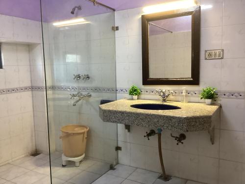 Phòng tắm tại Mewar Inn