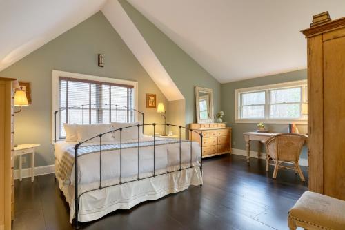 a bedroom with a bed and a table and chairs at Catskill Park Farm by AvantStay Huge Yard Fire Pit Near Windham Ski Resort in Prattsville