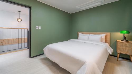 Postel nebo postele na pokoji v ubytování Yeosu Liposo Poolvilla