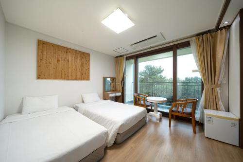 Postel nebo postele na pokoji v ubytování FromH T Resort Jeju Seongsan