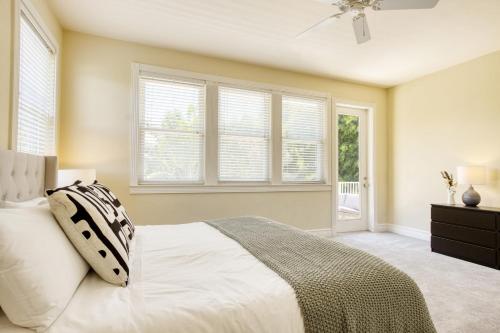 Katil atau katil-katil dalam bilik di Walk to Beach PoolHot Tub Game Room Captiva 5BDR Coco Mango by AvantStay