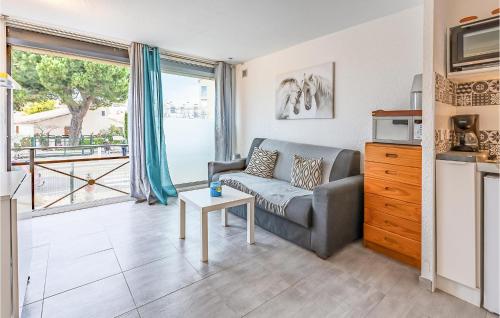 un salon avec un canapé et une table dans l'établissement Gorgeous Apartment In Le Grau-Du-Roi, au Grau-du-Roi