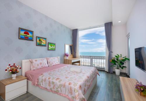 une chambre avec un lit et un balcon dans l'établissement TINA HOME - Vũng Tàu sát biển, à Vung Tau