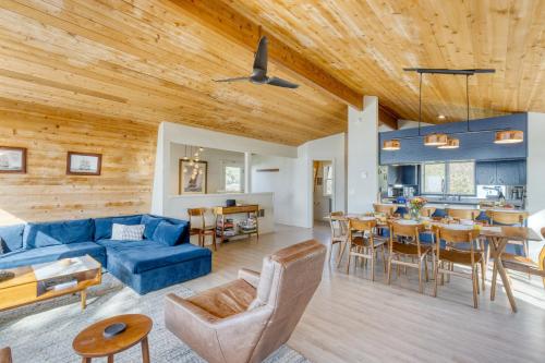 Ruang duduk di Cove Keep by AvantStay Stunning Ocean Views Designed for Groups