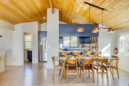 Dapur atau dapur kecil di Cove Keep by AvantStay Stunning Ocean Views Designed for Groups