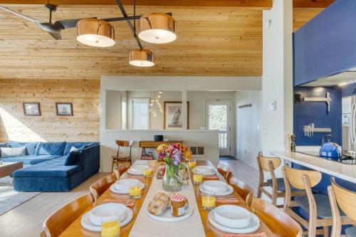 Ruang duduk di Cove Keep by AvantStay Stunning Ocean Views Designed for Groups