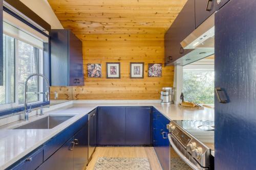 Dapur atau dapur kecil di Cove Keep by AvantStay Stunning Ocean Views Designed for Groups