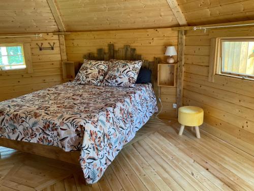 Postel nebo postele na pokoji v ubytování Les cabanes PALOMBIERE