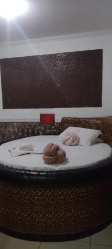 due ciambelle sedute sopra un tavolo di Hotel canal hum samambaia a Brasilia