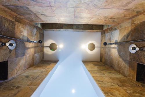 Zimmer mit einer langen Reihe von Lichtern an der Wand in der Unterkunft Frangipani pool villa - garden, BBQ & maid in Nai Harn Beach