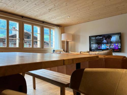 a living room with a table and a couch at Hidden Retreats 1466 Edition in Reichenbach