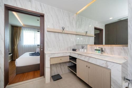 Η κουζίνα ή μικρή κουζίνα στο Surin apartment with sea view & jacuzzi