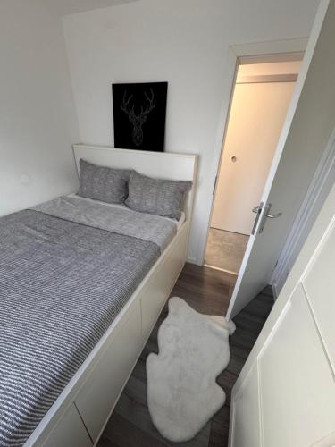 Habitación pequeña con cama y puerta en Apartmani Lily, en Zagreb