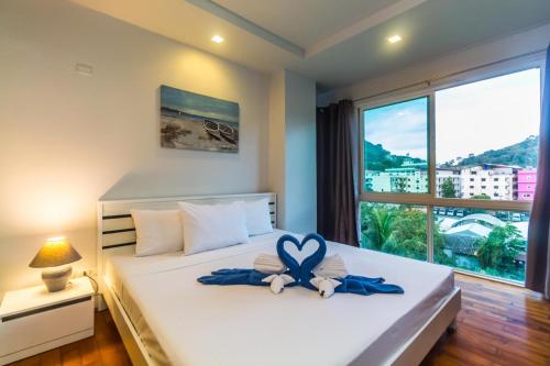 - une chambre avec un lit à la décoration cardiaque dans l'établissement Heaven Lagoon Condo by Lofty, à Patong Beach