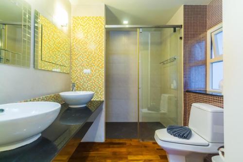 une salle de bain avec un lavabo, des toilettes et une douche dans l'établissement Heaven Lagoon Condo by Lofty, à Patong Beach
