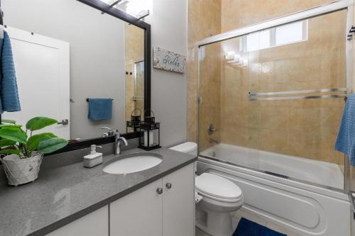 Phòng tắm tại Peaceful 2 Bedroom Suite that sleeps 6 with Free Wifi ,Free street parking,easily accessible to Downtown Vancouver