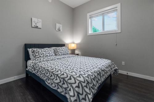 Giường trong phòng chung tại Peaceful 2 Bedroom Suite that sleeps 6 with Free Wifi ,Free street parking,easily accessible to Downtown Vancouver