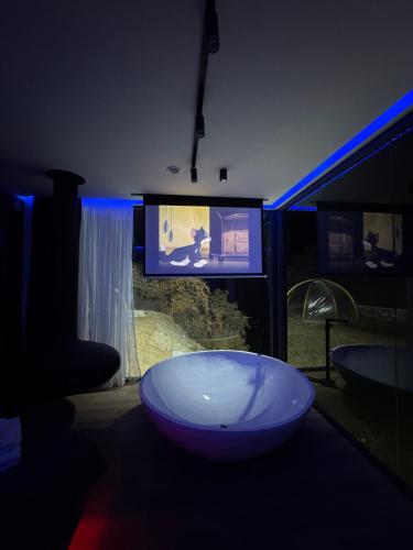 TV a/nebo společenská místnost v ubytování Selmidis Diamond - Luxury View Cottage & Sauna