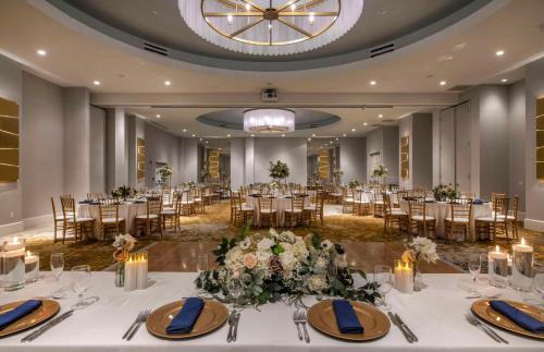 Restaurace v ubytování Embassy Suites by Hilton Raleigh Durham Airport Brier Creek