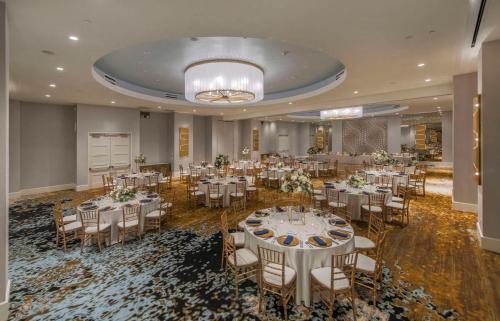 Restaurace v ubytování Embassy Suites by Hilton Raleigh Durham Airport Brier Creek