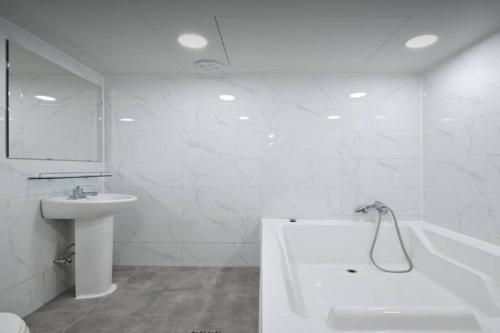 Ένα μπάνιο στο Mini's rooftop room
