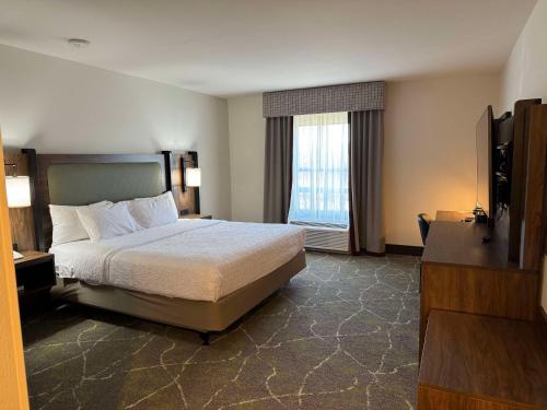 Una cama o camas en una habitación de Hampton Inn & Suites Dobson