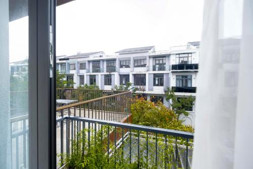 ein Blick auf ein Gebäude von einem Balkon in der Unterkunft Hue House - Zen Gần Aeon Mall Huế in Thôn Trường Giang