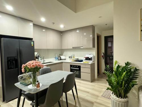 une cuisine avec une table et des chaises dans une cuisine dans l'établissement Homestay Sài Gòn-Bống House, à Long Bình