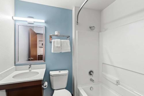 Ένα μπάνιο στο WoodSpring Suites Austin North I-35