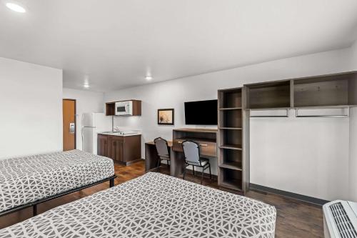 Ένα ή περισσότερα κρεβάτια σε δωμάτιο στο WoodSpring Suites Austin North I-35