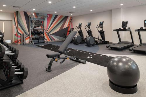 a gym with several treadmills and exercise bikes at Hilton Garden Inn Tacoma Downtown in Tacoma